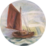 Obraz malé plachetnice s červenou plachtou plující po zvlněných vodách pod zamračenou oblohou. Výjev má jemné, prolínající se barvy, které vytvářejí snovou a klidnou atmosféru.