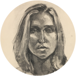 Monochromatická tužková skica ženské tváře s dlouhými vlasy, neutrálním výrazem a jemným stínováním, nakreslená na béžovém papíře s texturou v kruhovém rámečku.