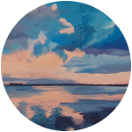 Kruhová malba klidného jezera při západu slunce se zářivě modrými, růžovými a broskvovými mraky, které se odrážejí v klidné vodě a vytvářejí klidný a barevný výjev krajiny.
