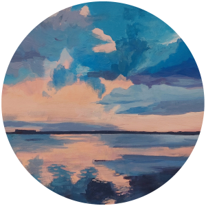 Kruhová malba klidného jezera při západu slunce se zářivě modrými, růžovými a broskvovými mraky, které se odrážejí v klidné vodě a vytvářejí klidný a barevný výjev krajiny.
