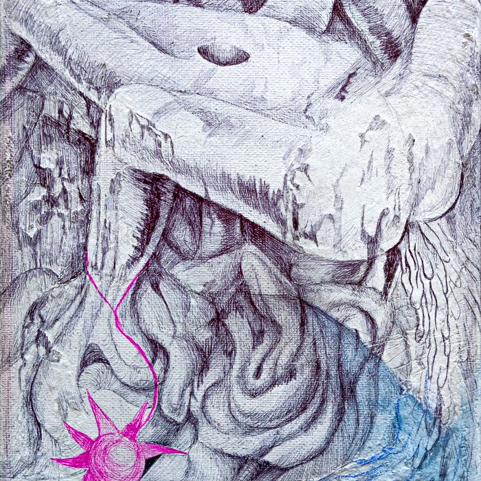 Velká kamenná ruka se zkroucenými prsty drží růžový předmět ve tvaru hvězdy visící na provázku nad vířící modrou vodou; výjev působí složitě, surrealisticky a texturovaně.