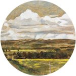 Kruhová ilustrace venkovské krajiny s kopci, zelenými poli, řadou stromů, sloupy elektrického vedení a dramatickou oblohou plnou velkých nadýchaných mraků.