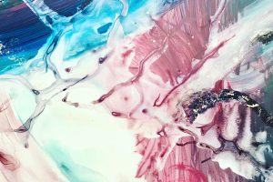 Abstraktní malba s vířícími modrými a teal odstíny na levé straně přecházejícími do růžových a bílých tónů na pravé straně, s texturou, plynulými liniemi a stříkanci naznačujícími pohyb a energii.