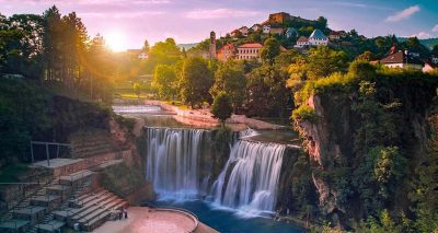 Malířský pobytový plenér město Jajce s vodopády v Bosně a Hercegovině